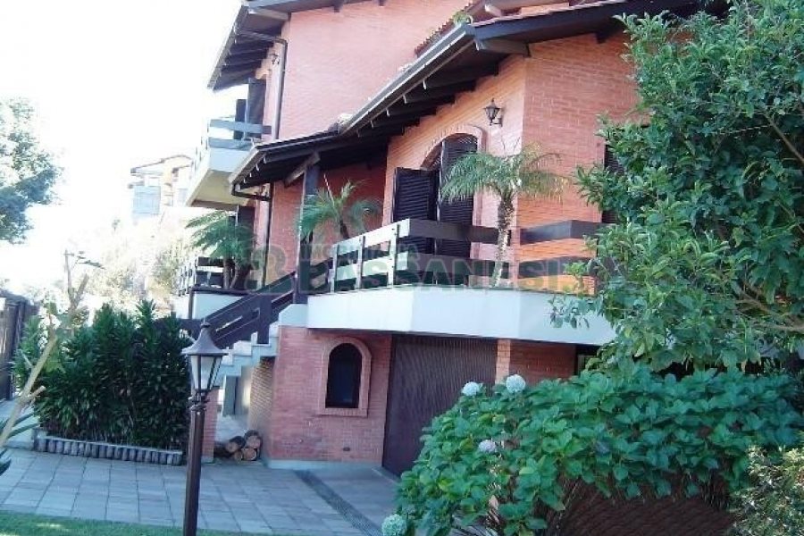 Casa com 600m², 5 dormitórios, 4 vagas, no bairro Saint Etienne em Caxias do Sul para Comprar