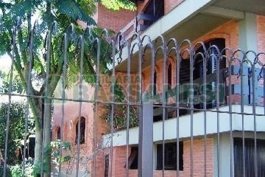 Casa com 600m², 5 dormitórios, 4 vagas, no bairro Saint Etienne em Caxias do Sul para Comprar