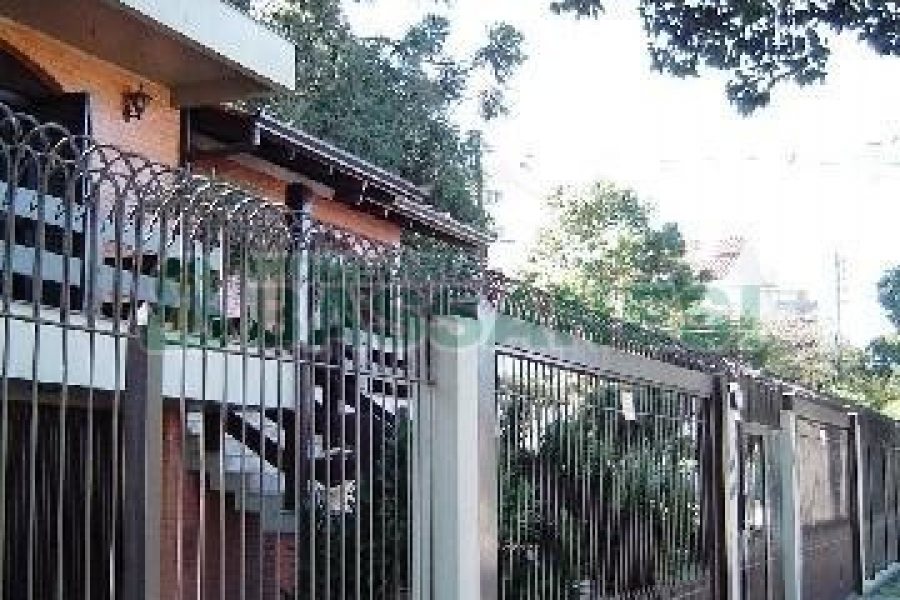 Casa com 600m², 5 dormitórios, 4 vagas, no bairro Saint Etienne em Caxias do Sul para Comprar