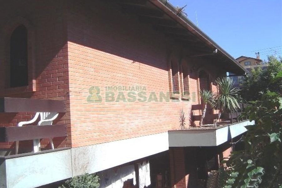 Casa com 600m², 5 dormitórios, 4 vagas, no bairro Saint Etienne em Caxias do Sul para Comprar