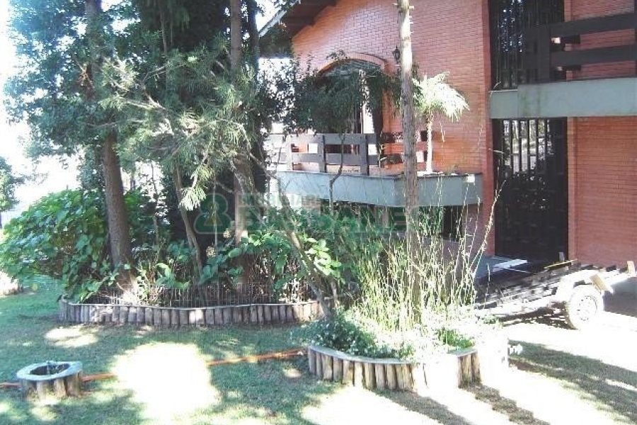 Casa com 600m², 5 dormitórios, 4 vagas, no bairro Saint Etienne em Caxias do Sul para Comprar