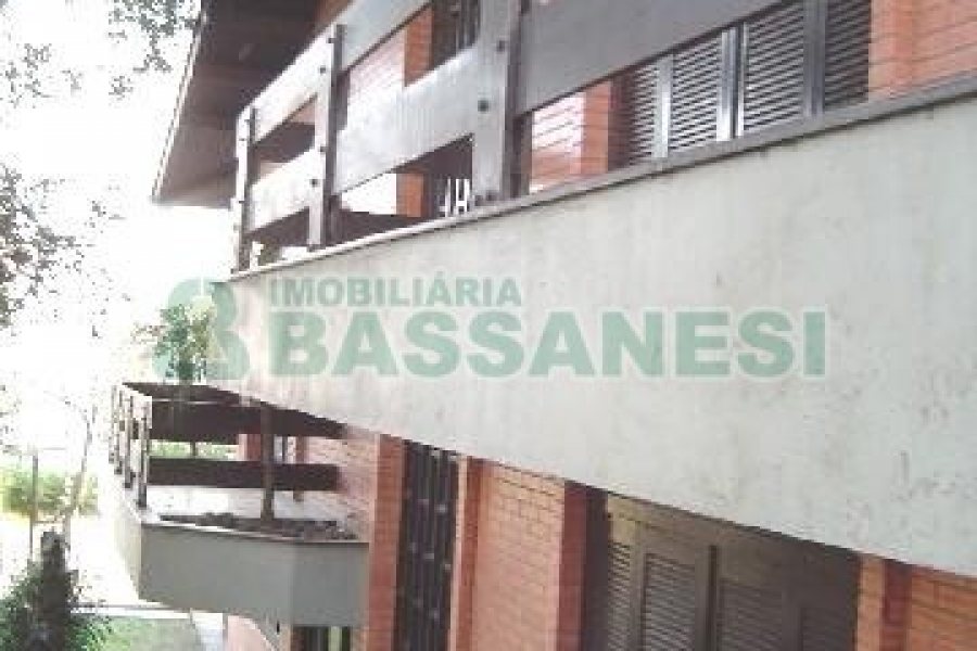 Casa com 600m², 5 dormitórios, 4 vagas, no bairro Saint Etienne em Caxias do Sul para Comprar