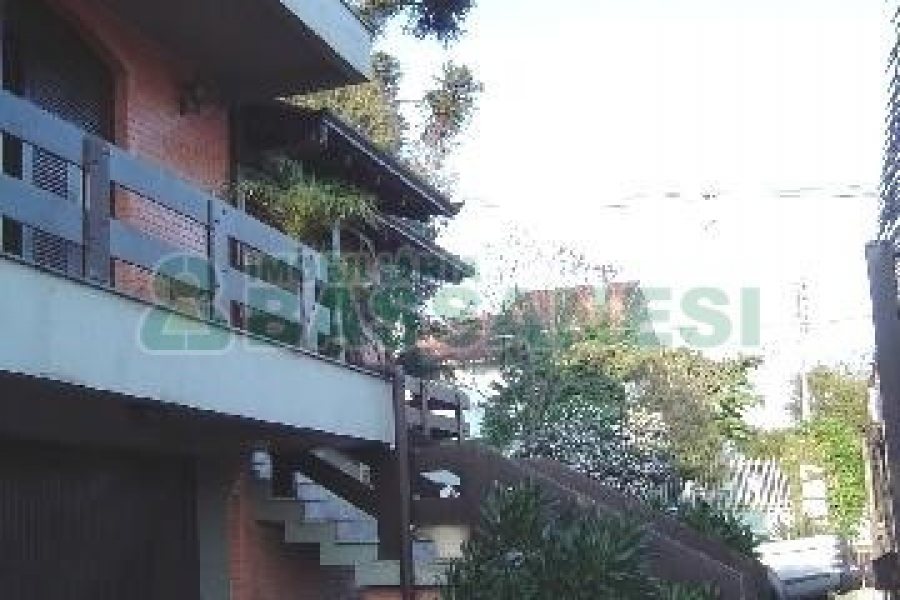 Casa com 600m², 5 dormitórios, 4 vagas, no bairro Saint Etienne em Caxias do Sul para Comprar