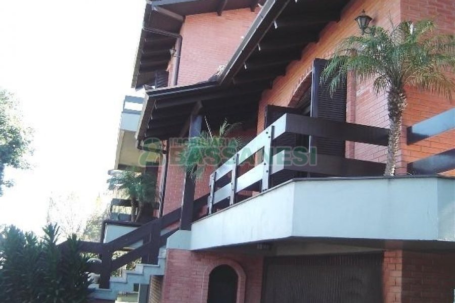 Casa com 600m², 5 dormitórios, 4 vagas, no bairro Saint Etienne em Caxias do Sul para Comprar