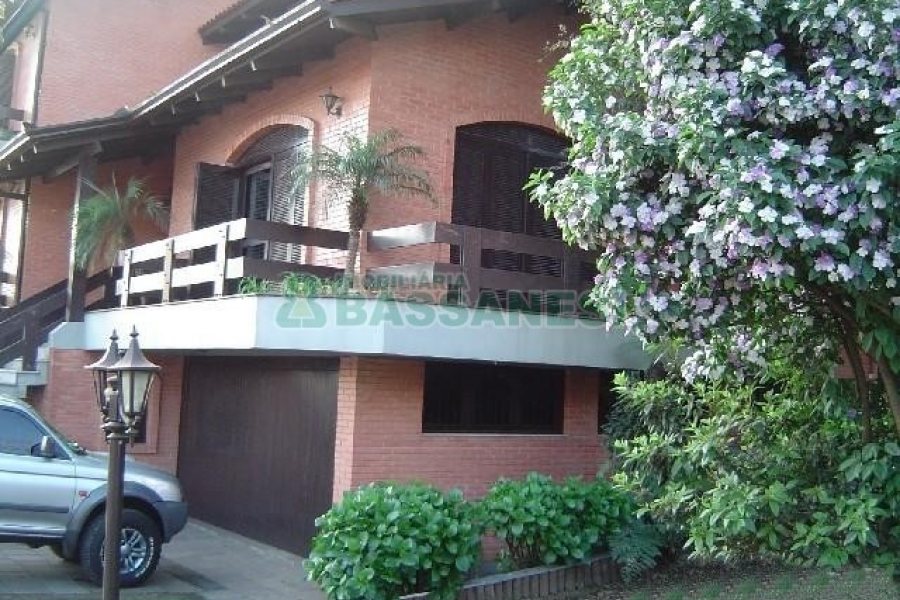 Casa com 600m², 5 dormitórios, 4 vagas, no bairro Saint Etienne em Caxias do Sul para Comprar
