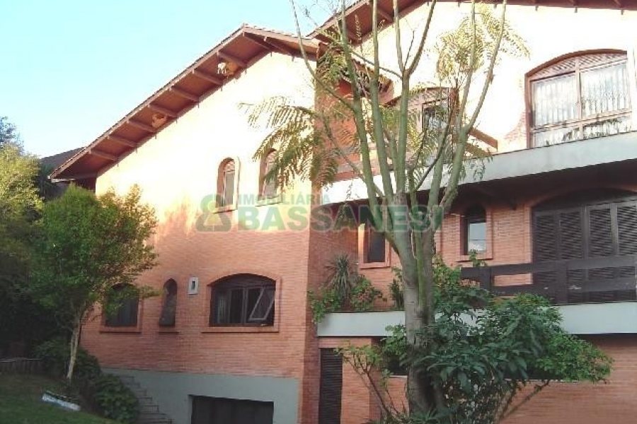 Casa com 600m², 5 dormitórios, 4 vagas, no bairro Saint Etienne em Caxias do Sul para Comprar