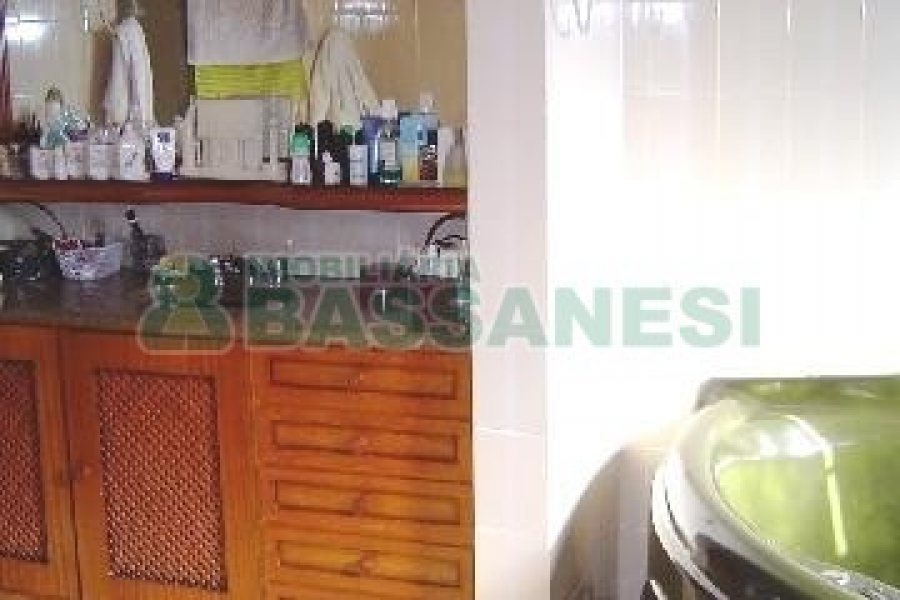 Casa com 600m², 5 dormitórios, 4 vagas, no bairro Saint Etienne em Caxias do Sul para Comprar