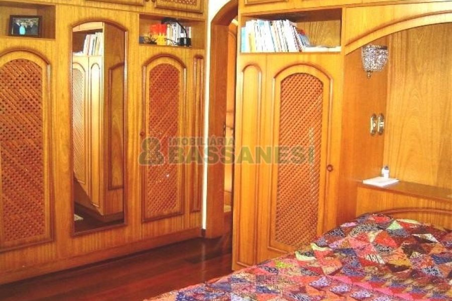 Casa com 600m², 5 dormitórios, 4 vagas, no bairro Saint Etienne em Caxias do Sul para Comprar