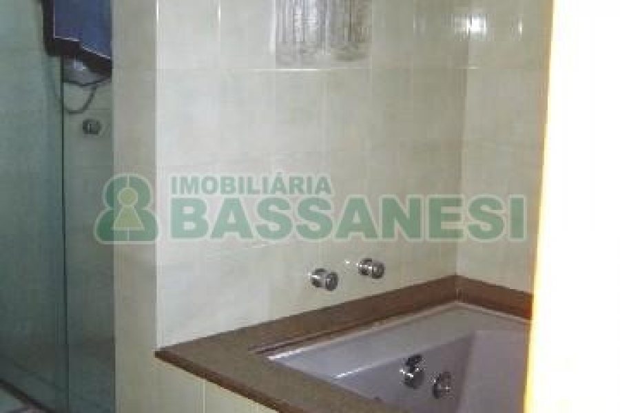 Casa com 600m², 5 dormitórios, 4 vagas, no bairro Saint Etienne em Caxias do Sul para Comprar