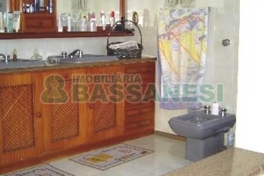 Casa com 600m², 5 dormitórios, 4 vagas, no bairro Saint Etienne em Caxias do Sul para Comprar