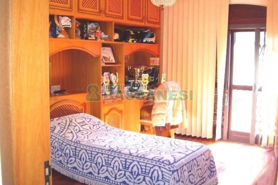 Casa com 600m², 5 dormitórios, 4 vagas, no bairro Saint Etienne em Caxias do Sul para Comprar