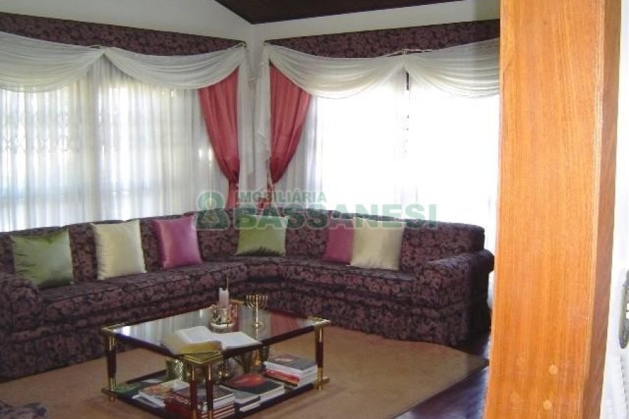 Casa com 600m², 5 dormitórios, 4 vagas, no bairro Saint Etienne em Caxias do Sul para Comprar