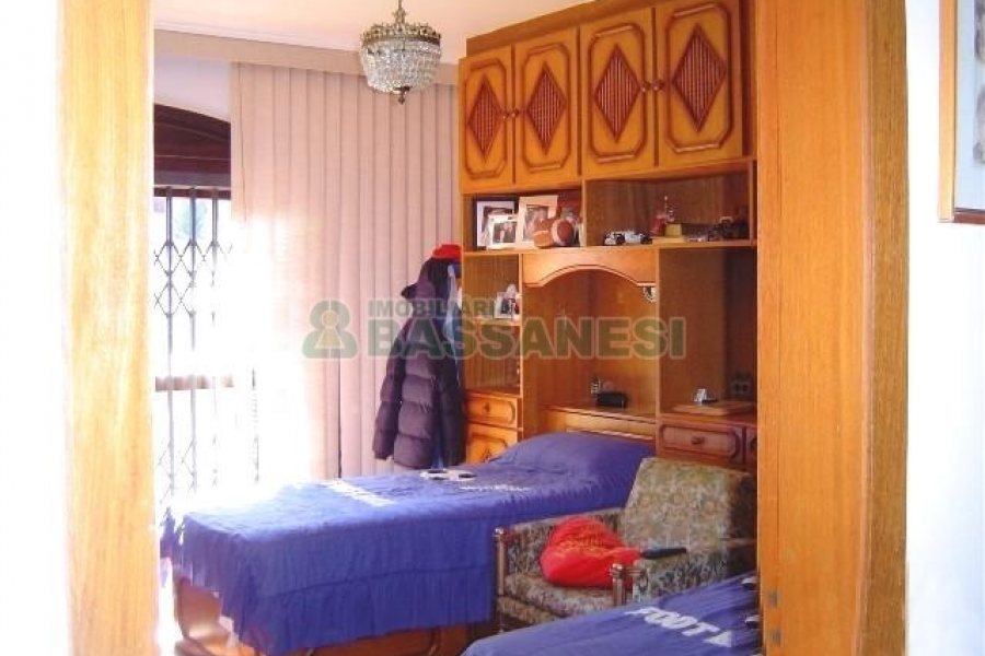 Casa com 600m², 5 dormitórios, 4 vagas, no bairro Saint Etienne em Caxias do Sul para Comprar