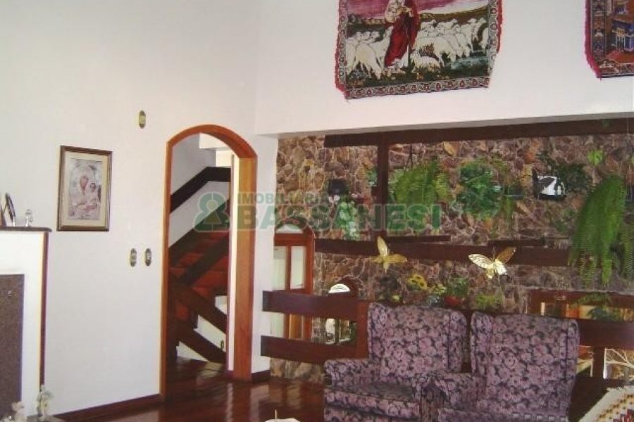 Casa com 600m², 5 dormitórios, 4 vagas, no bairro Saint Etienne em Caxias do Sul para Comprar