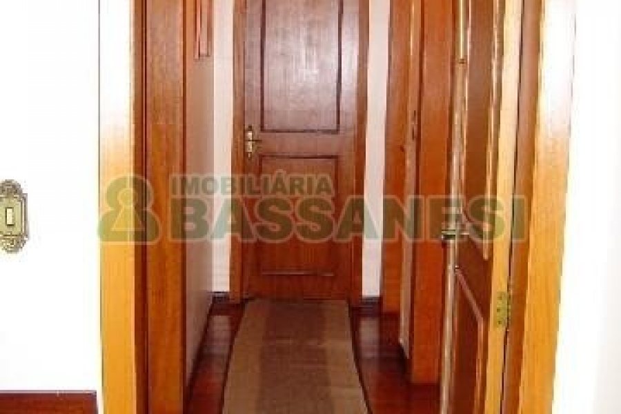 Casa com 600m², 5 dormitórios, 4 vagas, no bairro Saint Etienne em Caxias do Sul para Comprar