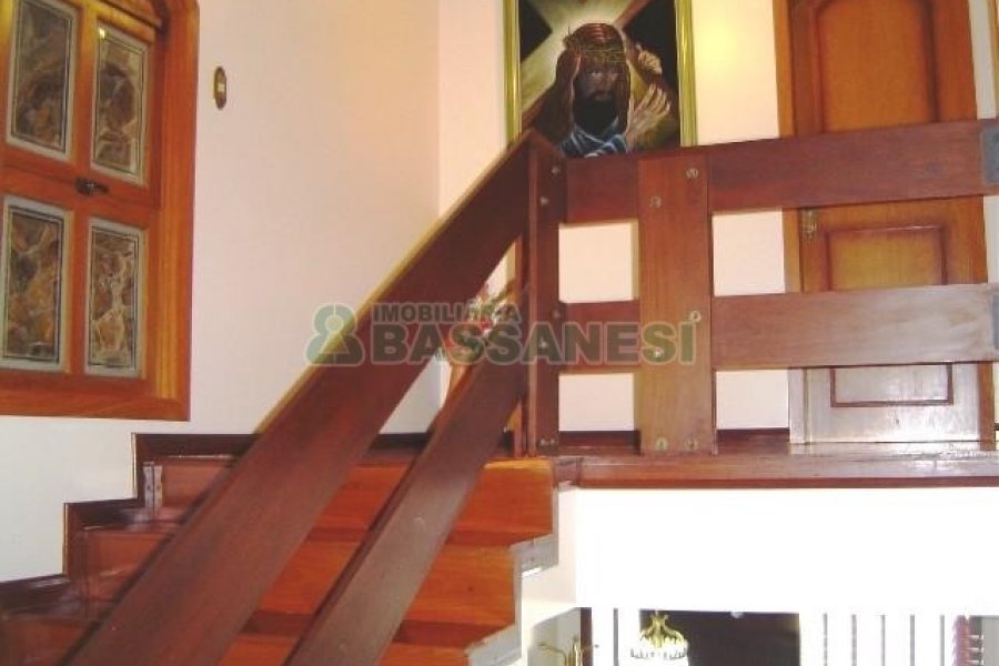 Casa com 600m², 5 dormitórios, 4 vagas, no bairro Saint Etienne em Caxias do Sul para Comprar