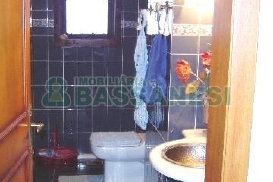 Casa com 600m², 5 dormitórios, 4 vagas, no bairro Saint Etienne em Caxias do Sul para Comprar