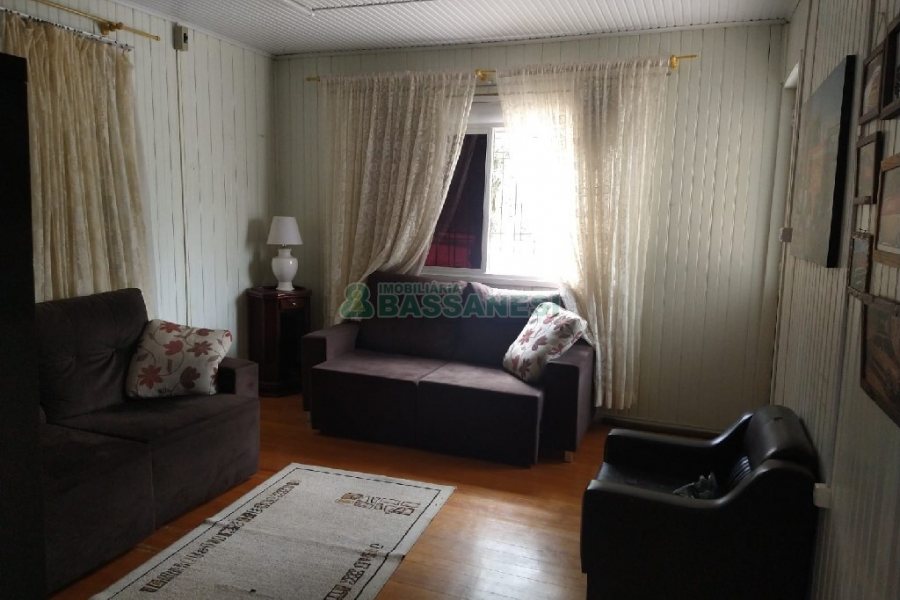 Casa Comercial com 120m², 5 dormitórios, 2 vagas, no bairro Madureira em Caxias do Sul para Comprar