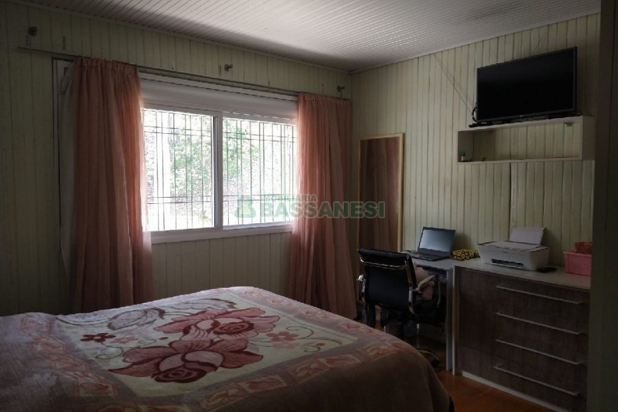 Casa Comercial com 120m², 5 dormitórios, 2 vagas, no bairro Madureira em Caxias do Sul para Comprar