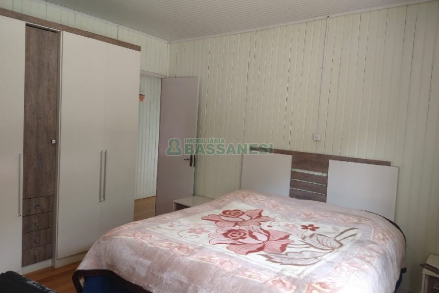 Casa Comercial com 120m², 5 dormitórios, 2 vagas, no bairro Madureira em Caxias do Sul para Comprar