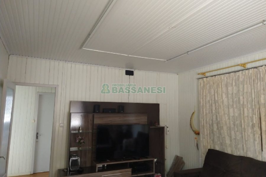 Casa Comercial com 120m², 5 dormitórios, 2 vagas, no bairro Madureira em Caxias do Sul para Comprar