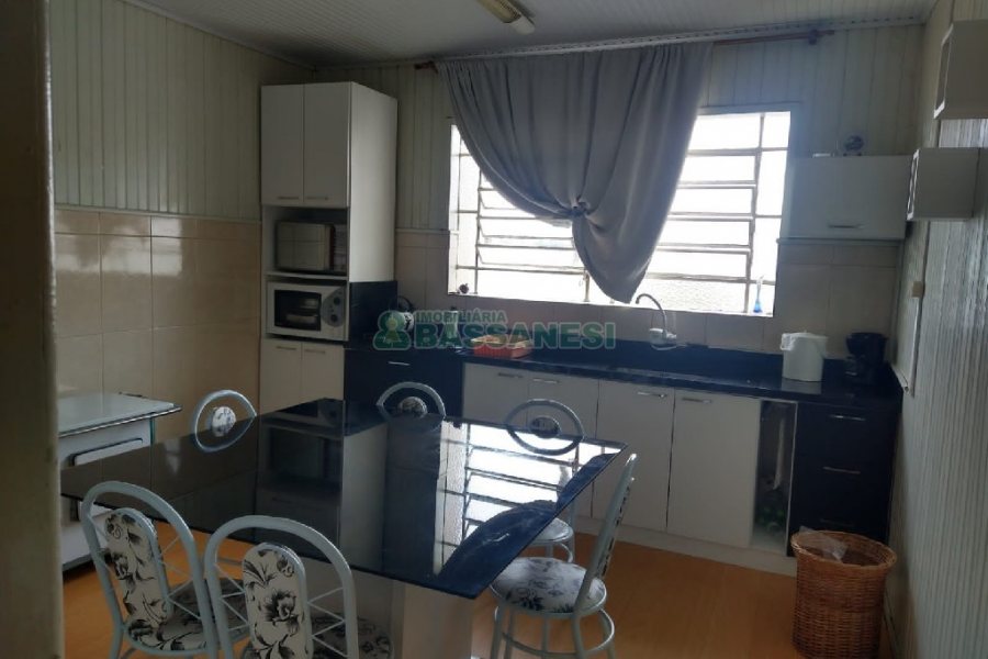 Casa Comercial com 120m², 5 dormitórios, 2 vagas, no bairro Madureira em Caxias do Sul para Comprar