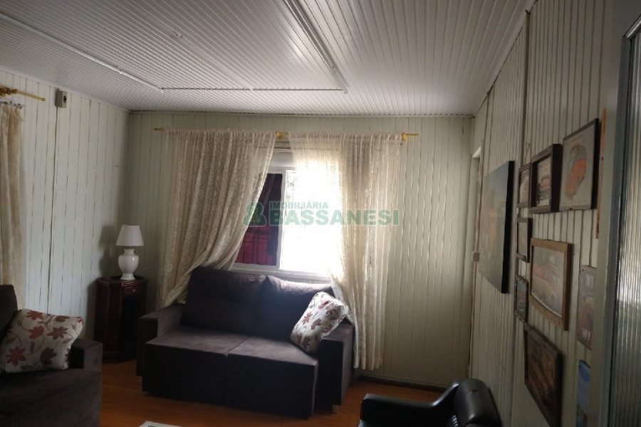 Casa Comercial com 120m², 5 dormitórios, 2 vagas, no bairro Madureira em Caxias do Sul para Comprar