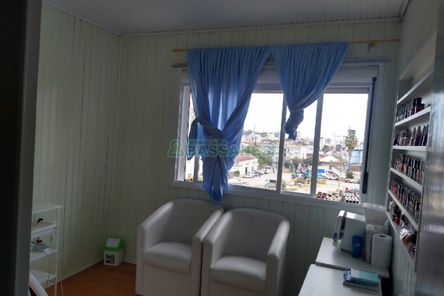 Casa Comercial com 120m², 5 dormitórios, 2 vagas, no bairro Madureira em Caxias do Sul para Comprar