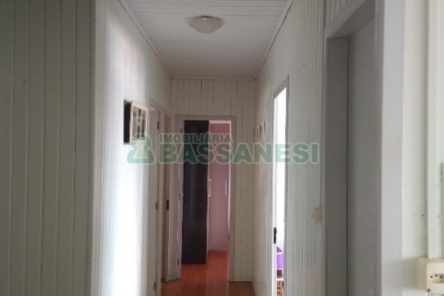 Casa Comercial com 120m², 5 dormitórios, 2 vagas, no bairro Madureira em Caxias do Sul para Comprar