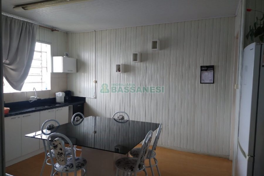 Casa Comercial com 120m², 5 dormitórios, 2 vagas, no bairro Madureira em Caxias do Sul para Comprar