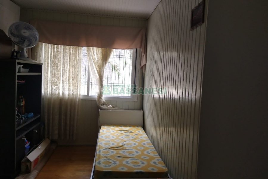 Casa Comercial com 120m², 5 dormitórios, 2 vagas, no bairro Madureira em Caxias do Sul para Comprar