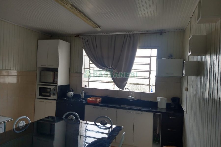 Casa Comercial com 120m², 5 dormitórios, 2 vagas, no bairro Madureira em Caxias do Sul para Comprar