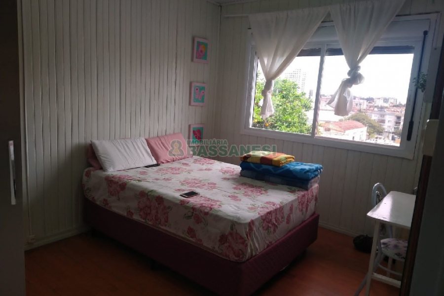 Casa Comercial com 120m², 5 dormitórios, 2 vagas, no bairro Madureira em Caxias do Sul para Comprar