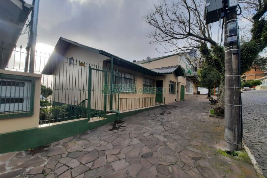 Casa Comercial com 120m², 5 dormitórios, 2 vagas, no bairro Madureira em Caxias do Sul para Comprar