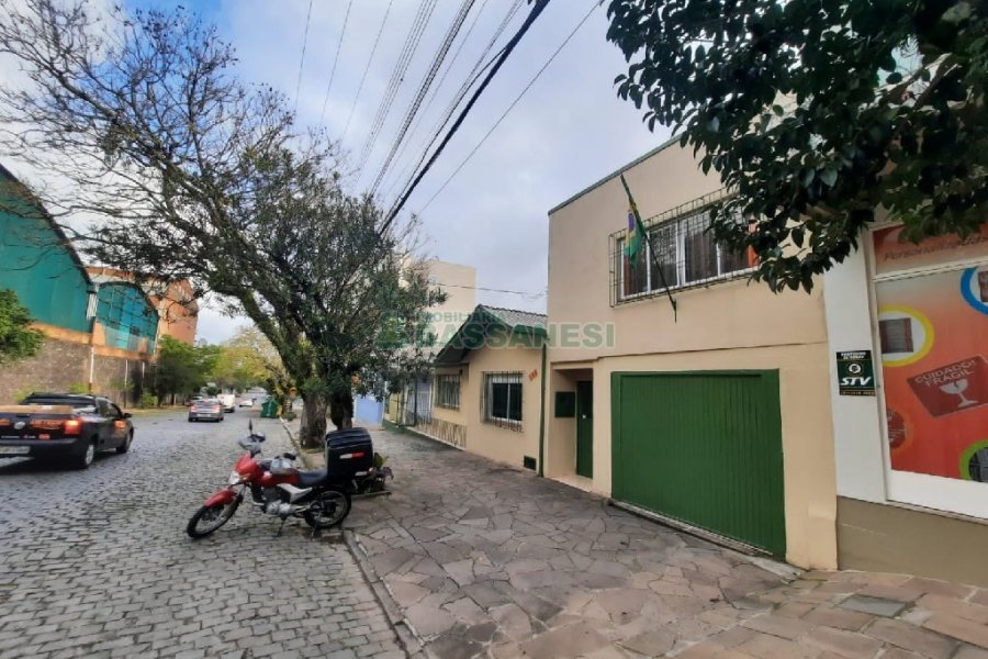Casa Comercial com 120m², 5 dormitórios, 2 vagas, no bairro Madureira em Caxias do Sul para Comprar