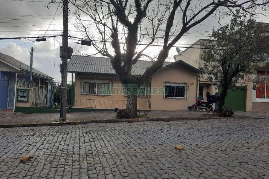 Casa Comercial com 120m², 5 dormitórios, 2 vagas, no bairro Madureira em Caxias do Sul para Comprar