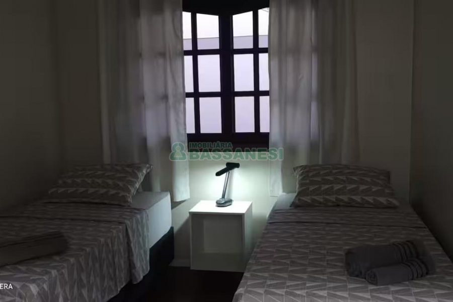 Sobrado com 105m², 3 dormitórios, 1 vaga, no bairro Santa Catarina em Caxias do Sul para Alugar