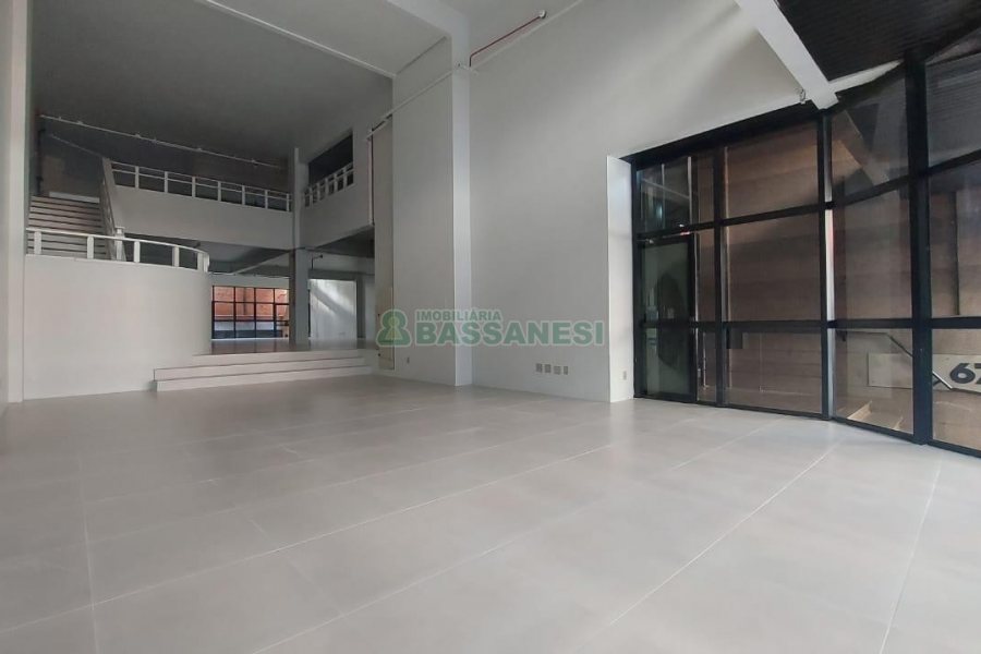 Loja com 451m², 2 vagas, no bairro Centro em Caxias do Sul para Alugar