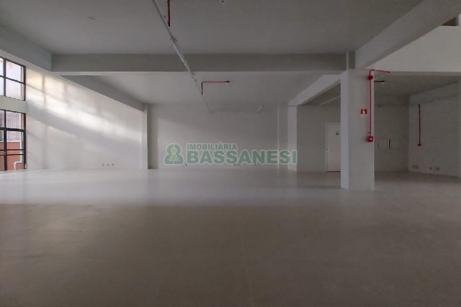 Loja com 451m², 2 vagas, no bairro Centro em Caxias do Sul para Alugar