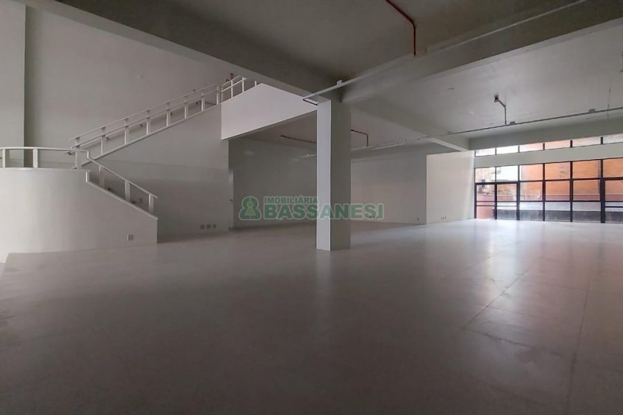 Loja com 451m², 2 vagas, no bairro Centro em Caxias do Sul para Alugar