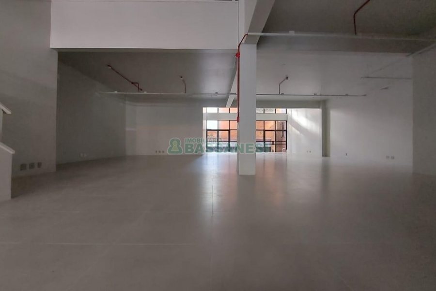 Loja com 451m², 2 vagas, no bairro Centro em Caxias do Sul para Alugar