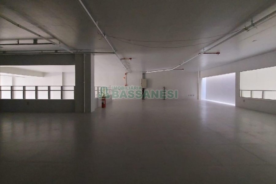 Loja com 451m², 2 vagas, no bairro Centro em Caxias do Sul para Alugar