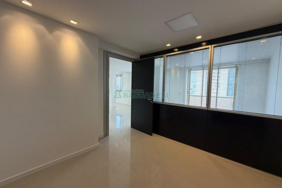 Sala com 105m², 1 vaga, no bairro Centro em Caxias do Sul para Alugar