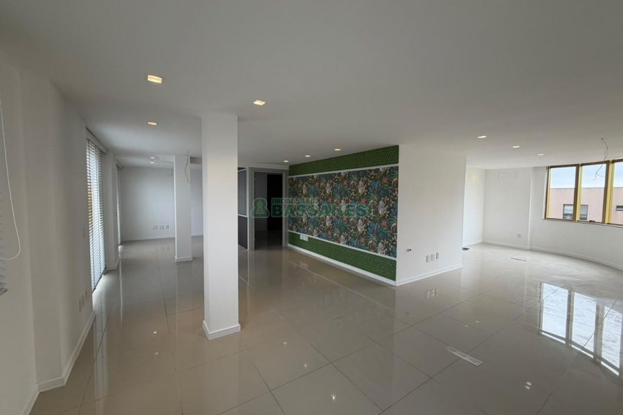 Sala com 105m², 1 vaga, no bairro Centro em Caxias do Sul para Alugar