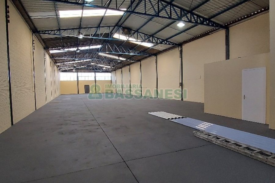 Pavilhão com 817m², no bairro Presidente Vargas em Caxias do Sul para Alugar