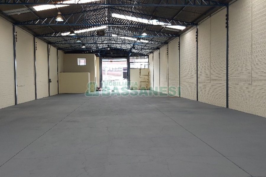 Pavilhão com 817m², no bairro Presidente Vargas em Caxias do Sul para Alugar