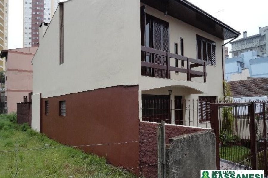 Casa Mobiliada com 250m², 3 dormitórios, 2 vagas, no bairro Medianeira em Caxias do Sul para Alugar