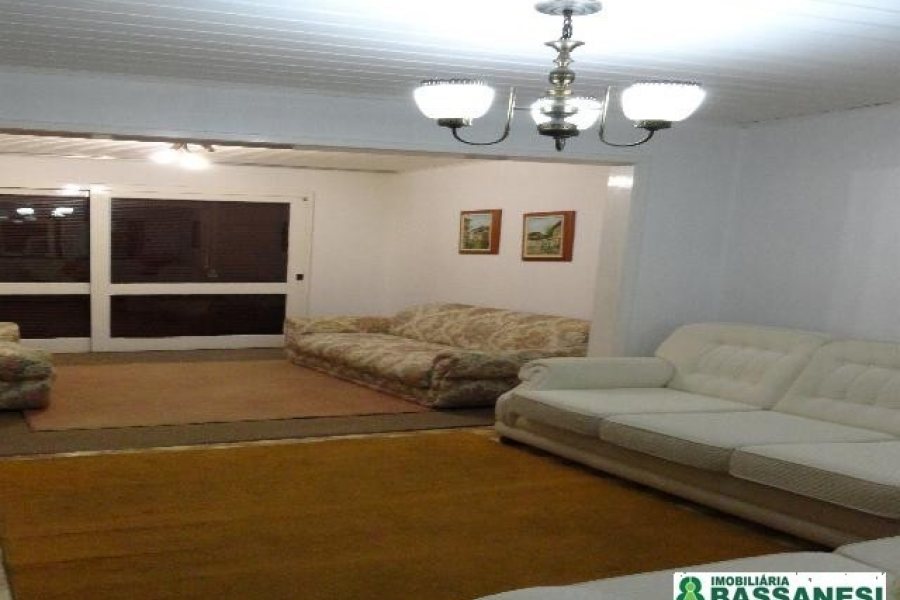 Casa Mobiliada com 250m², 3 dormitórios, 2 vagas, no bairro Medianeira em Caxias do Sul para Alugar