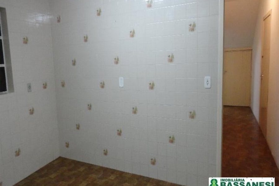 Casa Mobiliada com 250m², 3 dormitórios, 2 vagas, no bairro Medianeira em Caxias do Sul para Alugar