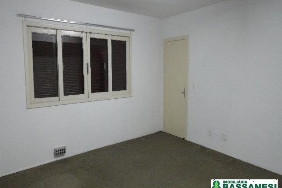 Casa Mobiliada com 250m², 3 dormitórios, 2 vagas, no bairro Medianeira em Caxias do Sul para Alugar